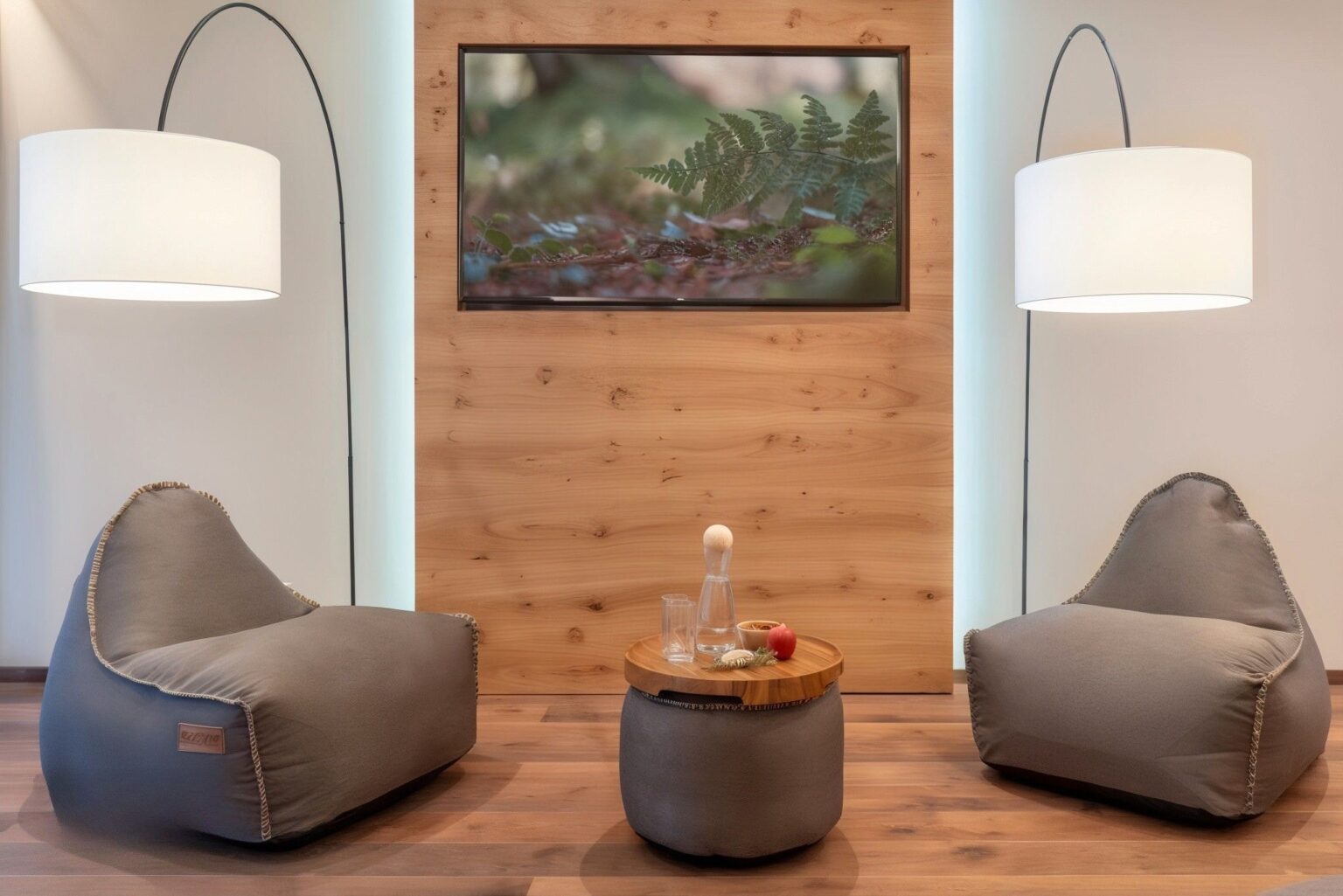 Mia podne lampe u hotelskom lounge prostoru